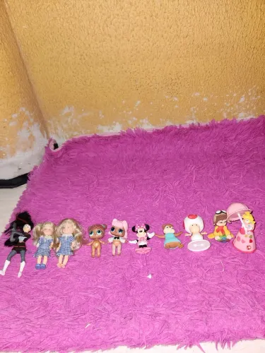 Bonecas diversas