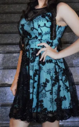 Vestido de festa verde com renda preta