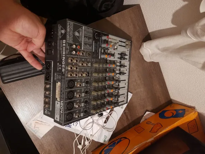 Mesa de Som Behringer XENYX1204FX