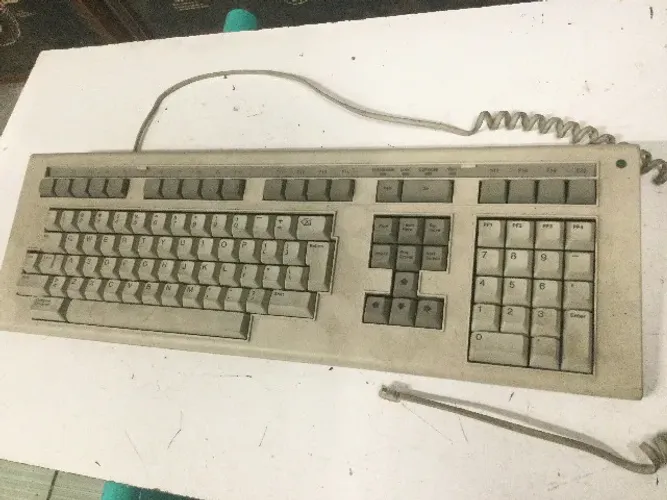 teclado mecanico antigo