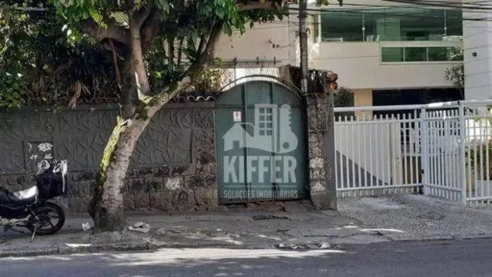 Casa com Terreno Amplo em Localização Nobre de Niterói