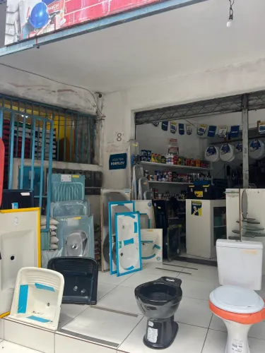 Passo loja de material de construção.