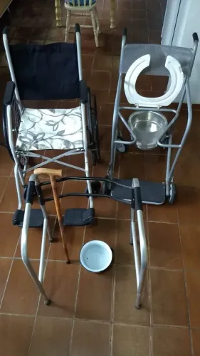 cadeira de rodas e cadeira de banho $ 500