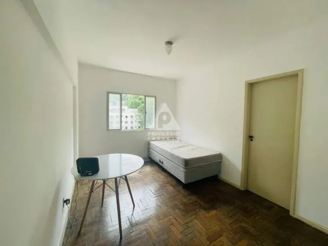 Apartamento, 1 quarto com dependência completa, a venda na Glória, com 64 m2.