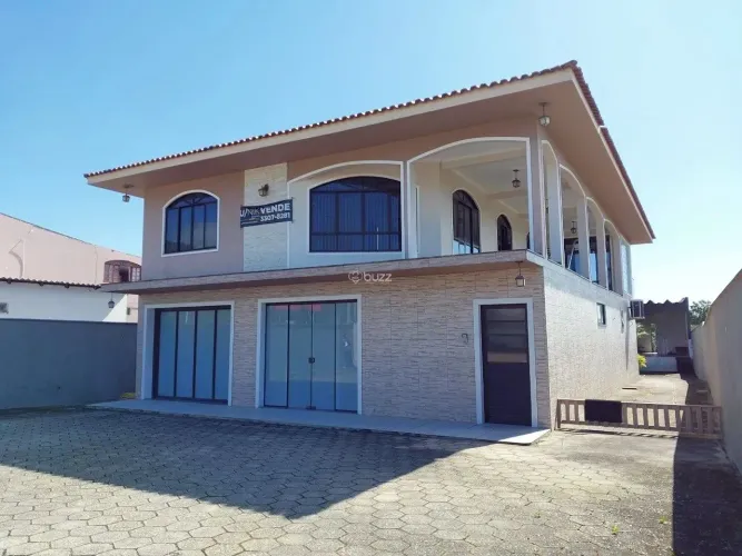 Casa Ampla com Potencial Comercial e Área de Lazer