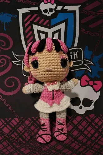 Draculaura em Amigurumi Feito a Mão