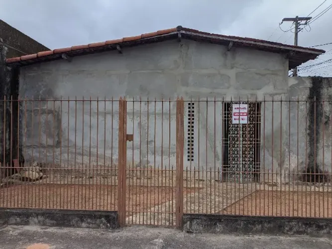 Casa na Av 6 próxima à DEGEPOL