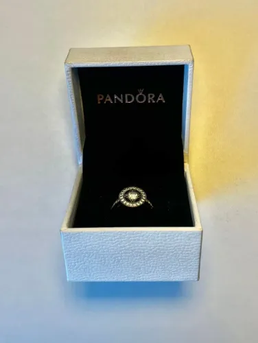  Anel Pandora com zircônias cravejadas