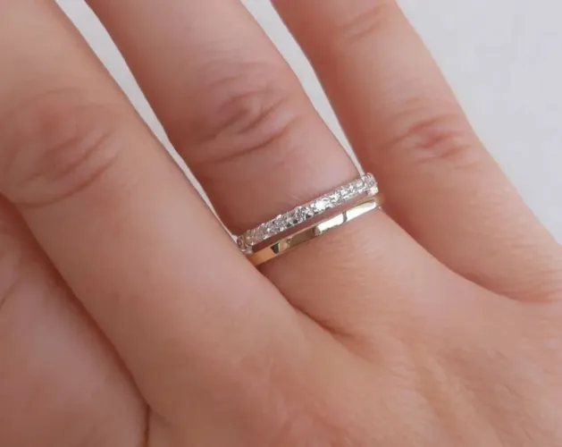 Dois anéis de prata com detalhes em ouro 