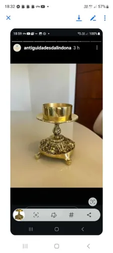 Castiçal  de metal.