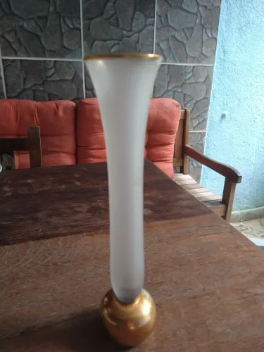 Vaso decorativo elegante com detalhes dourados