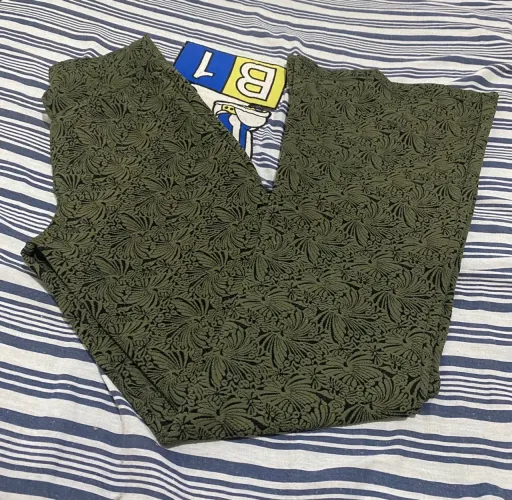 Calça verde boca de sino