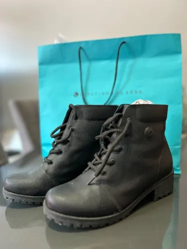 Bota preta de cano curto da Sapatinho de Luxo