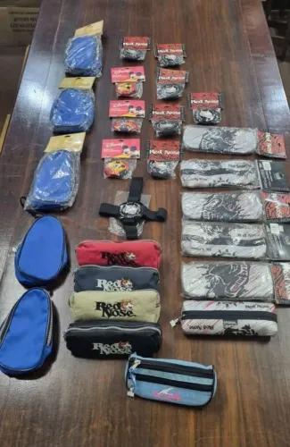 Lote de Estojos Escolares e Elásticos para Caderno para revenda - 26 Peças 