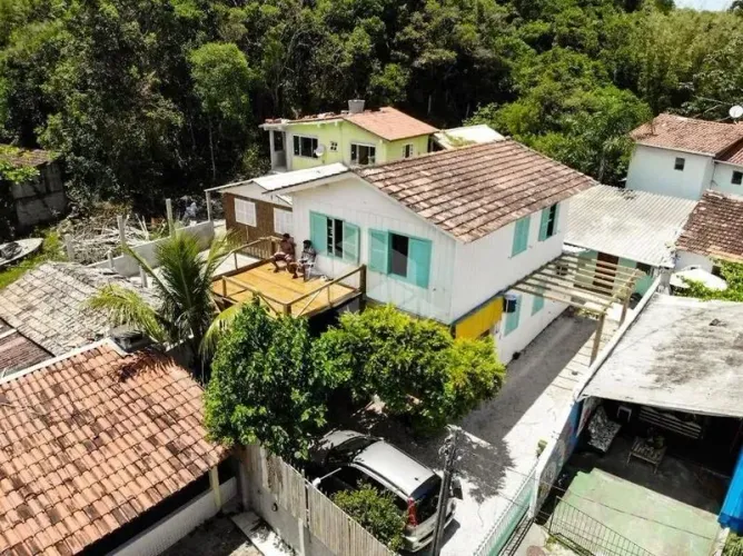 Ampla Casa com 7 Quartos para Alugar na Lagoa da Conceição