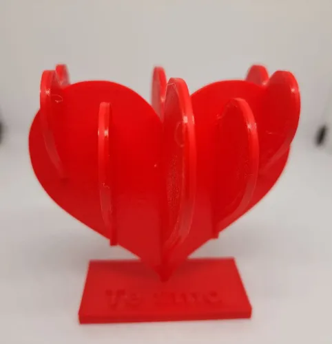 Escultura de coração vermelho decorativa