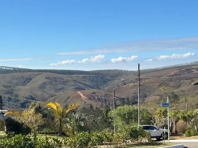 Terreno em condomínio, com vista e área verde nos fundos