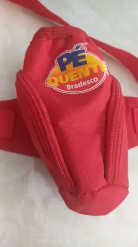 Bolsa de colocar garrafa  de água  vermelha  nova  marca  Bradesco  pé quente 