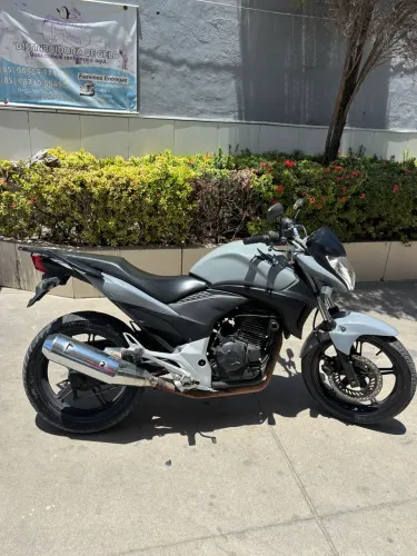 CB 300r bem conservada, no ponto de transferir.