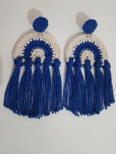 Brinco de crochê com tassel azul