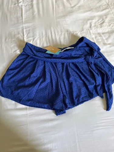 Shorts de praia azul com detalhe em nó