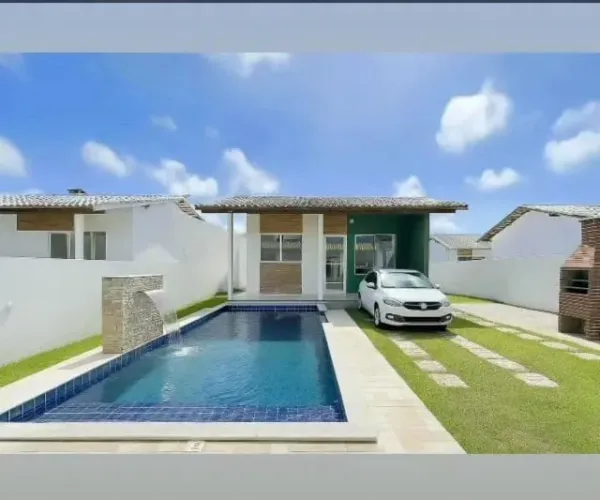 Viva em uma casa que parece um verdadeiro refúgio, cercado pela natureza exuberante.