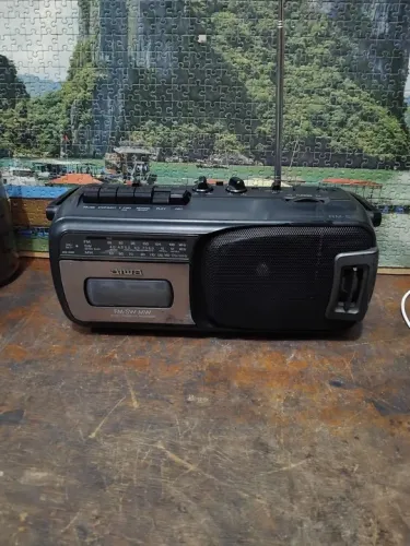 Rádio AM/FM/SW/MW vintage modelo RM 55LH.