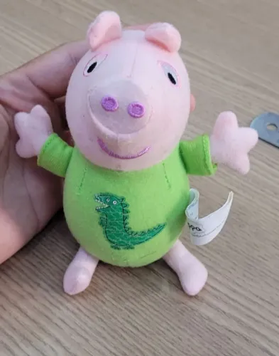 Pelúcia Usada Com Detalhe no pescoço  George Pig com Fantasia de Dinossauro
