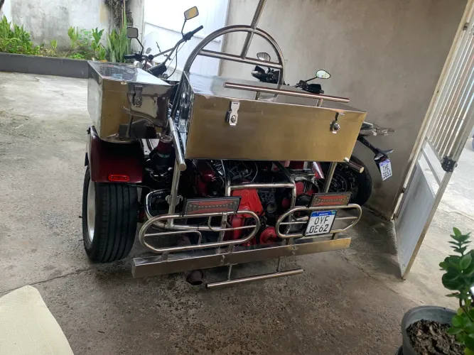 Triciclo muito bonito moto Ap pneus novos banco conforto baús inox som Náutico