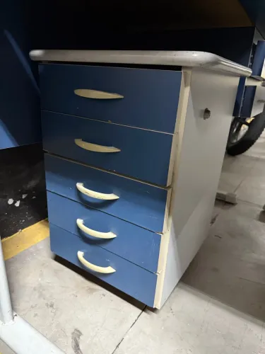 Mesas, gaveteiro e cadeiras de escritório