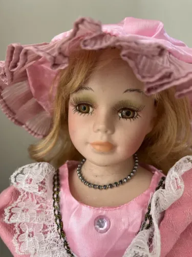 Boneca de porcelana 