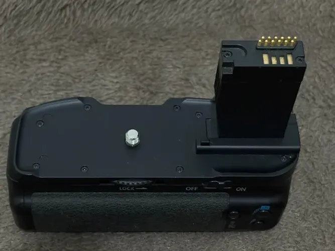 GRIP para Canon - T6i, T6s, 760d, 750d, X8i, 8000d (para 2 baterias - não inclusas)