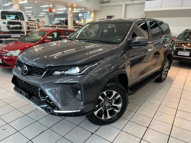 Toyota Hilux SW4 SRX Plat. 4X4 2.8 TB Die. Aut. 2025