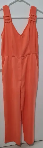 Macacão laranja tamanho P com faixa na cintura