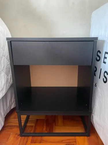 Mesa de cabeceira preta