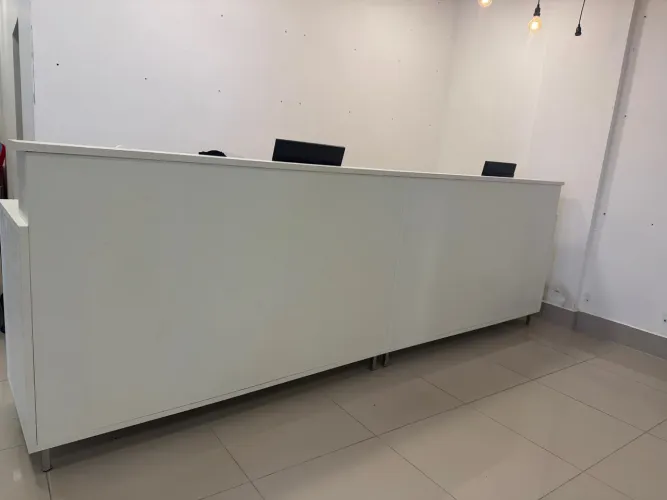 Balcão de caixa perfeito, com boa estrutura e feita por marceneiro
