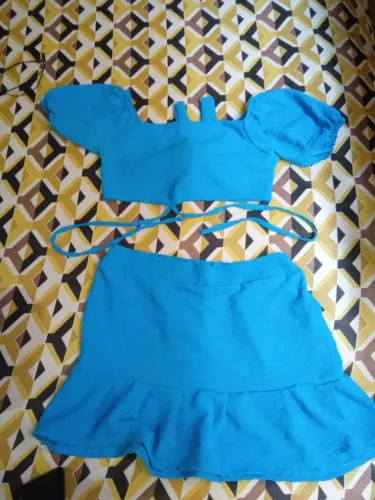 Conjunto de saia e top azul para menina 14 anos