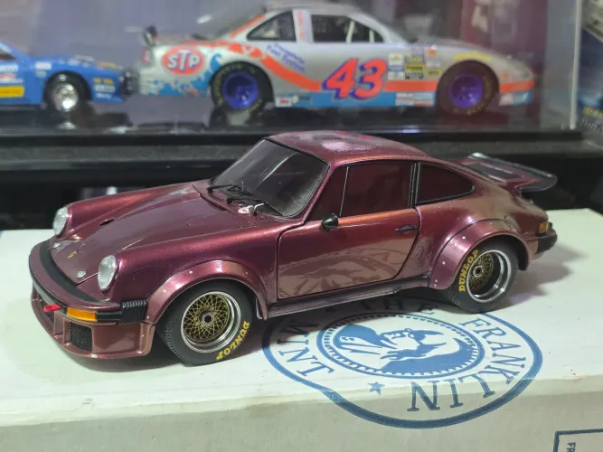 Miniatura 1:18 porsche 933 rsr exoto inteiro avaria na pintura