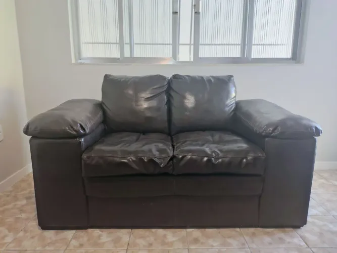 Sofá de couro dois lugares.