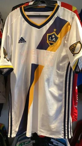 Lote com 02 camisas de futebol com avarias (LA G"ALAXY e SERRANO)