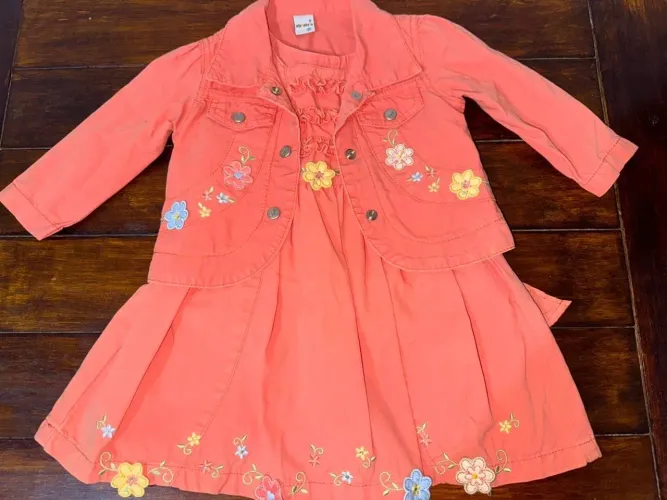 Vestido e casaco infantil com bordados.Marca alphabeto