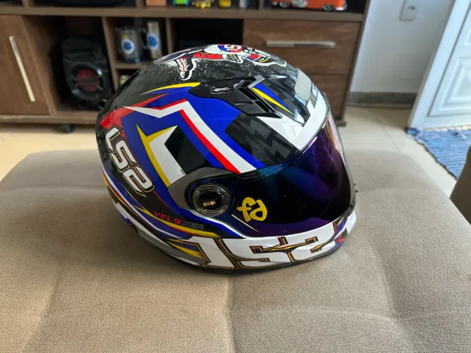 Capacete conservado número 60 vem com a viseira original transparente!!