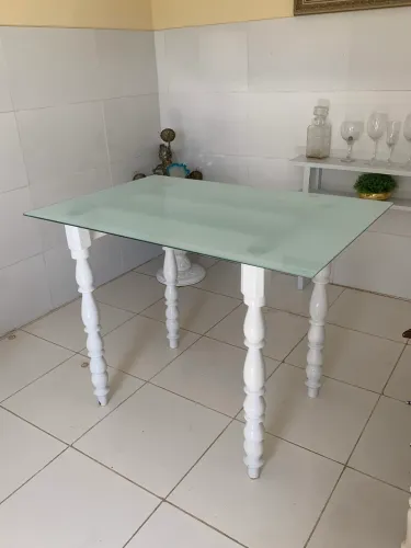 Vende-se mesa com tampo de vidro