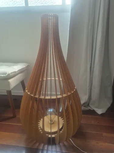 Luminária de chão Ana Maria Grande com luz rústica
