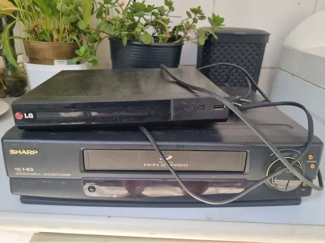 DVD e video cassete