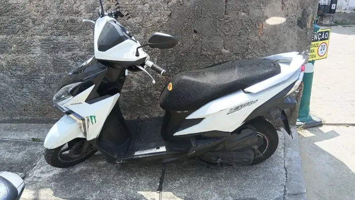 Estou vendo uma cor branca marca Honda elite motor 125 por 7.500 o único dono sou