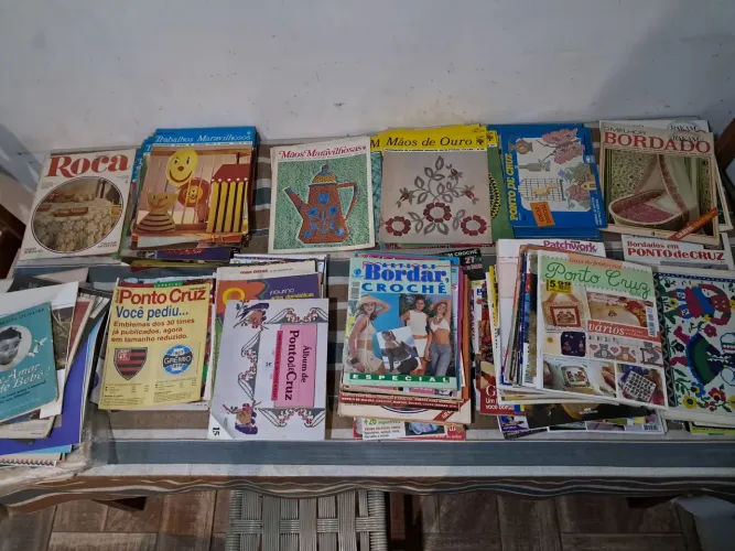 Lote com umas 150 revistas de bordar ponto Cruz artesanato crochê