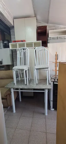 Uma mesa mármore 4 cadeiras branca. Nova