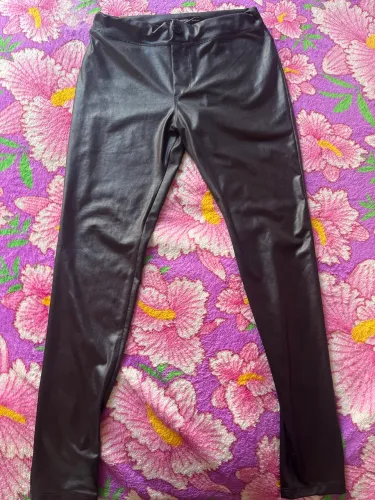 Calça imitação couro 