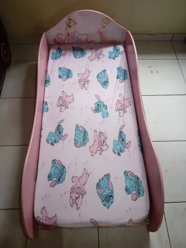 Vendo cama com colchão infantil usada em perfeito estado de uso,  valor 300 reais 